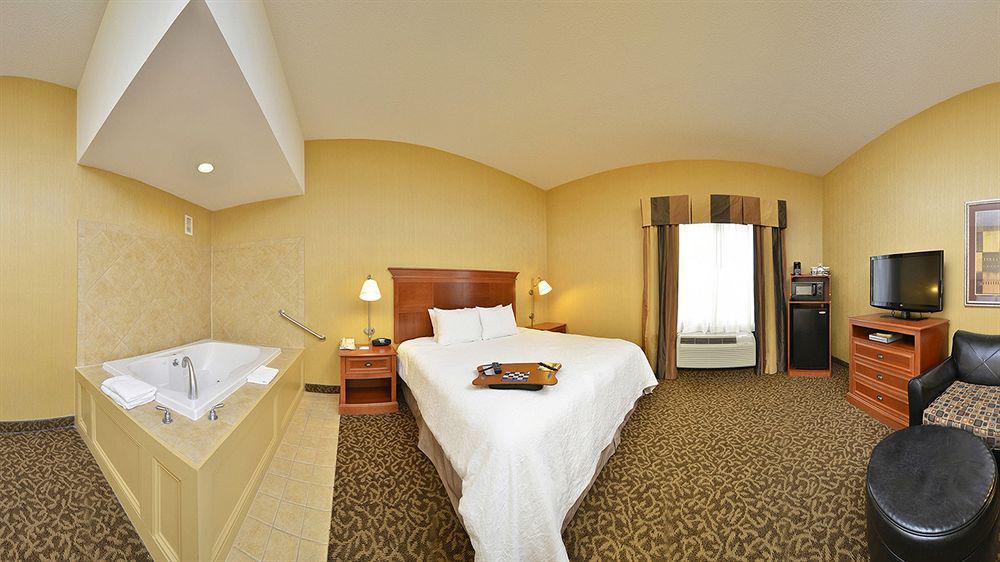 Hampton Inn Ютіка Екстер'єр фото