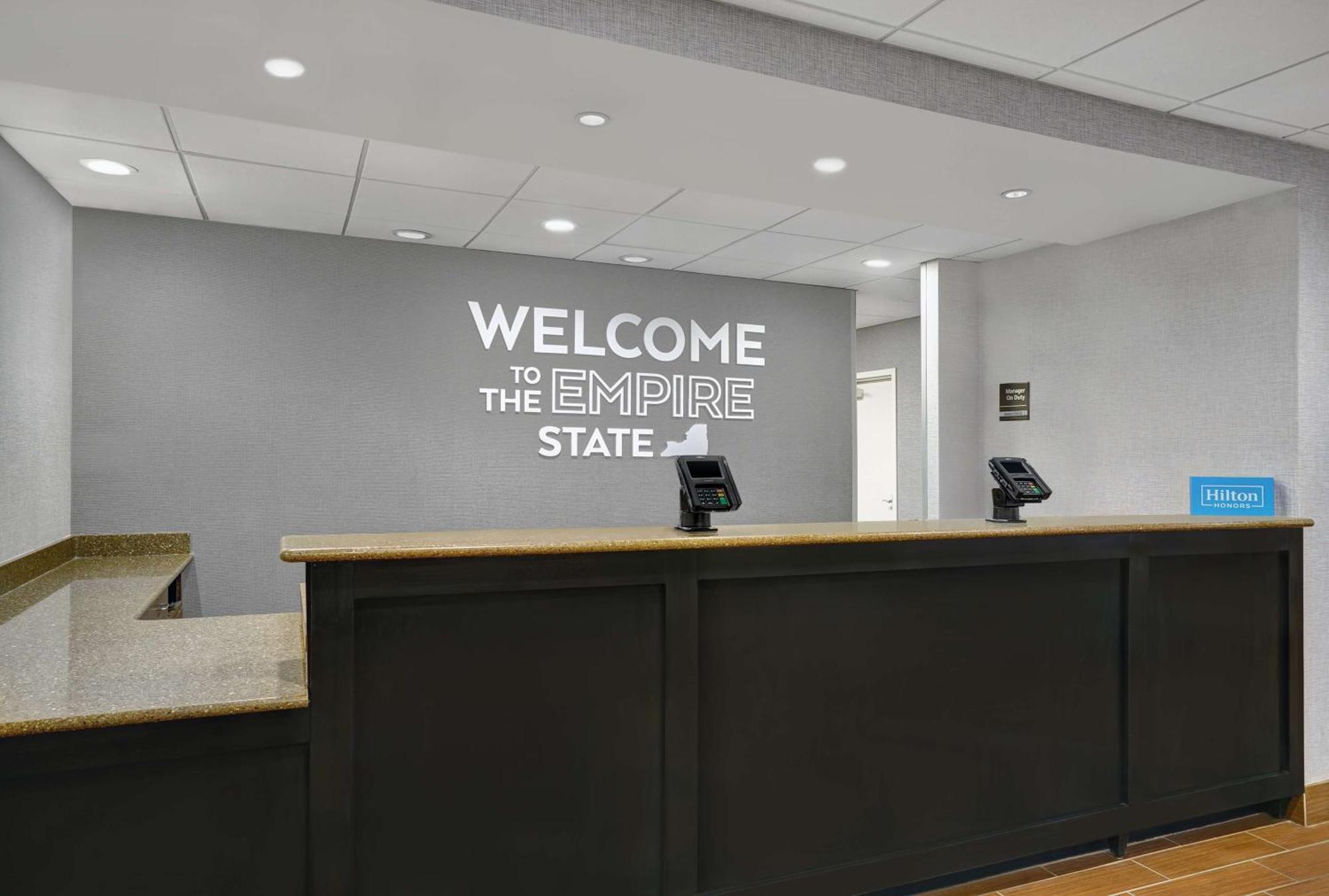 Hampton Inn Ютіка Екстер'єр фото