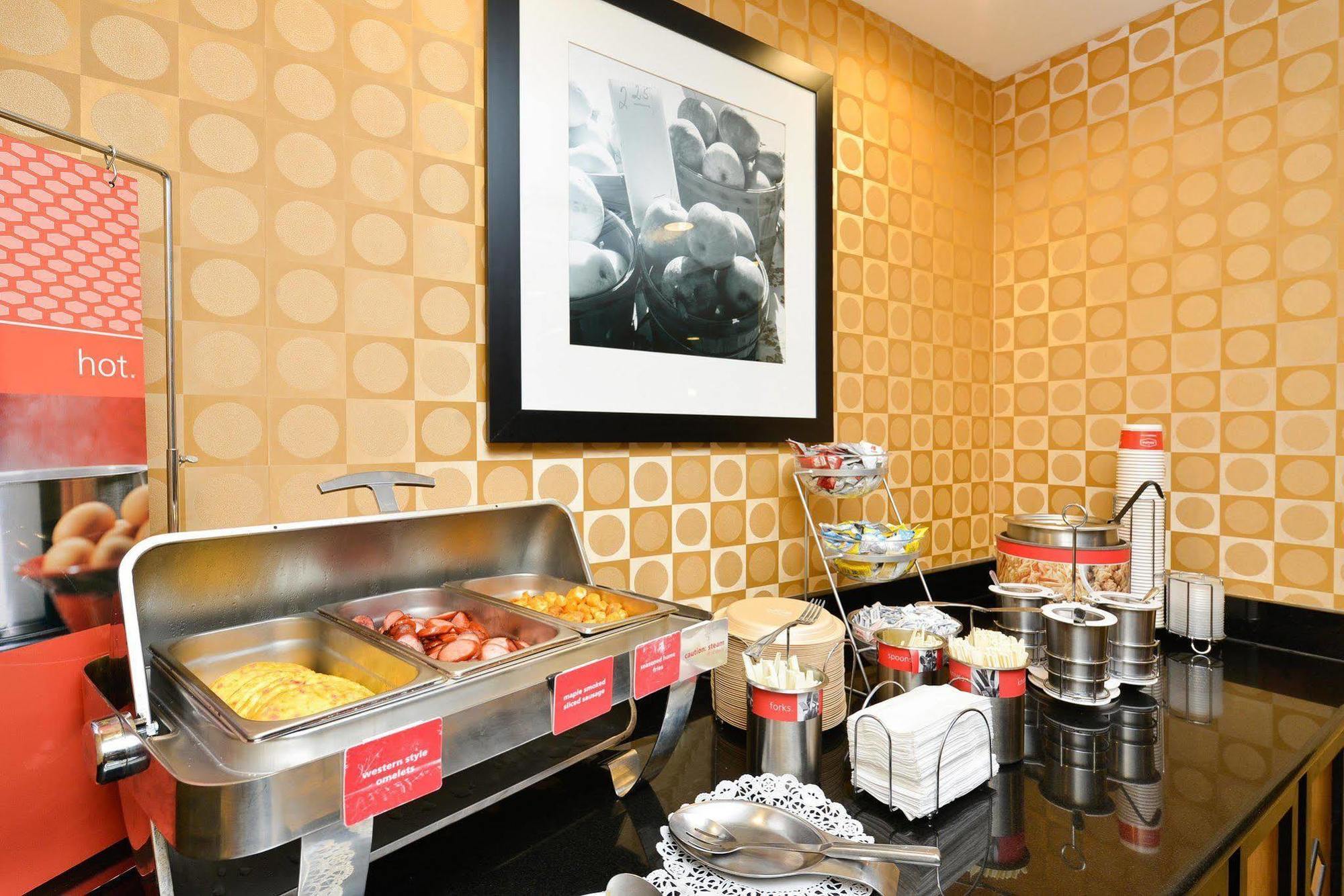 Hampton Inn Ютіка Екстер'єр фото