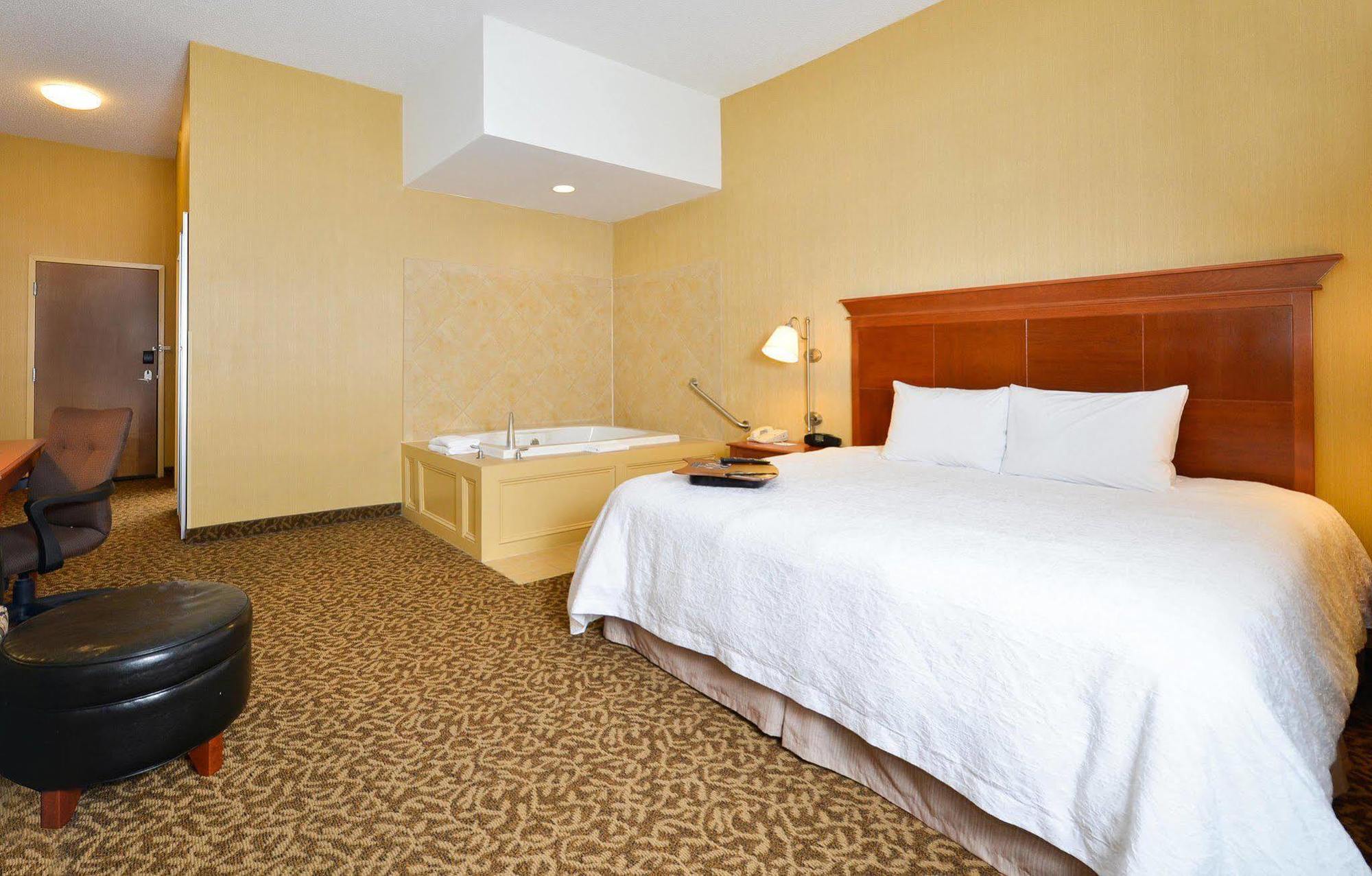 Hampton Inn Ютіка Екстер'єр фото