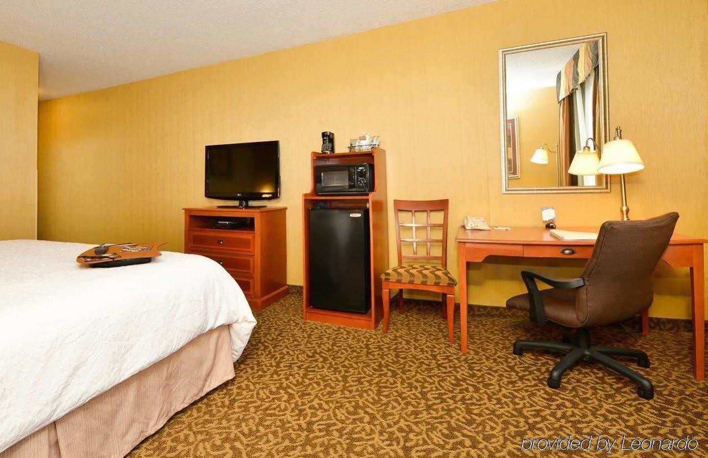 Hampton Inn Ютіка Екстер'єр фото