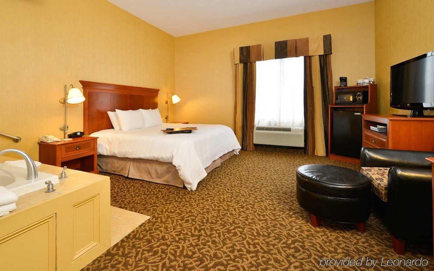 Hampton Inn Ютіка Екстер'єр фото